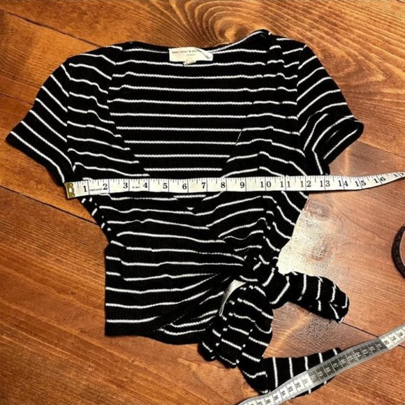 Urban Outfitters Project Social T Tie Front Crop Top - Picture 9 of 10